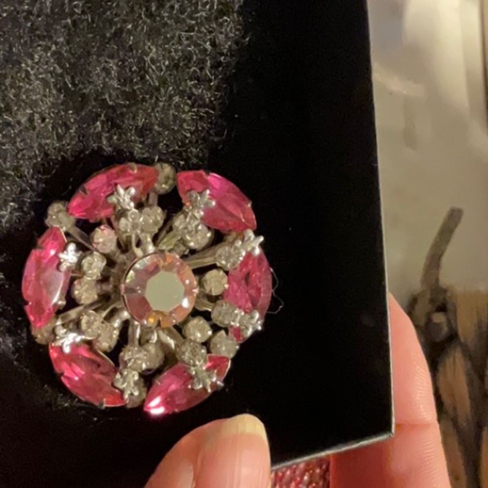 A pink brooch pin - Picture 4 of 4